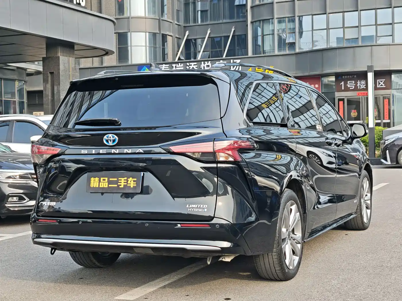 Toyota Sienna 2023 2.5L Hybrid Premium Edition фото 6