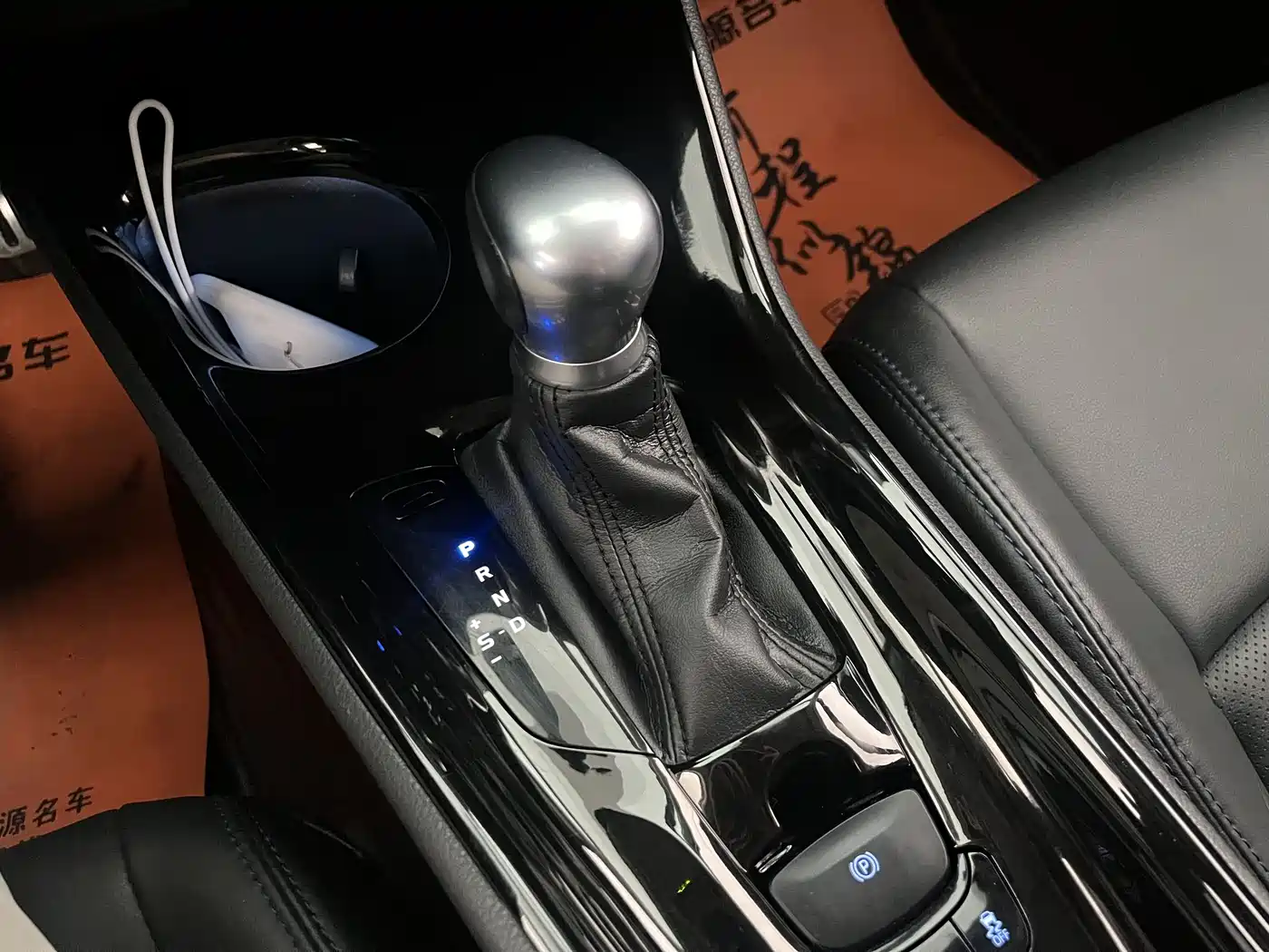 Toyota C-HR 2021 Dual Engine 2.0L E-CVT Luxury Edition фото 11