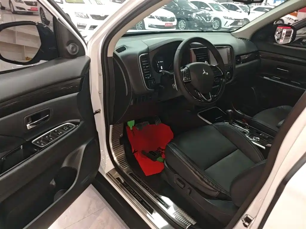MITSUBISHI OUTLANDER