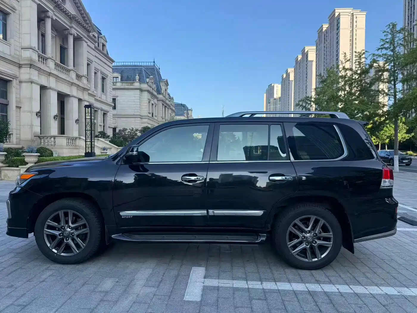 Фото 4 - Lexus LX