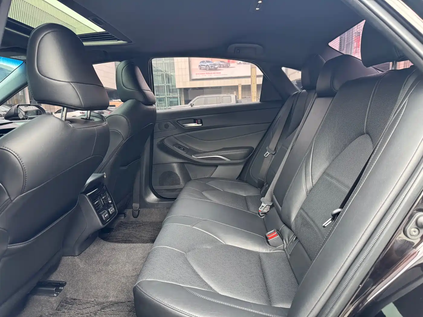 Toyota Avalon 2022 2.0L XLE Premium фото 10