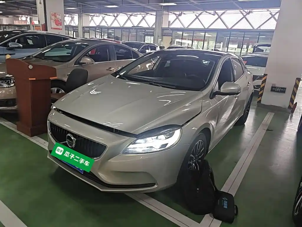 2019 Volvo V40