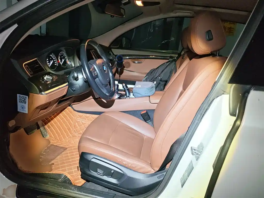 BMW 5 Series GT 2015 535i Leading фото 12