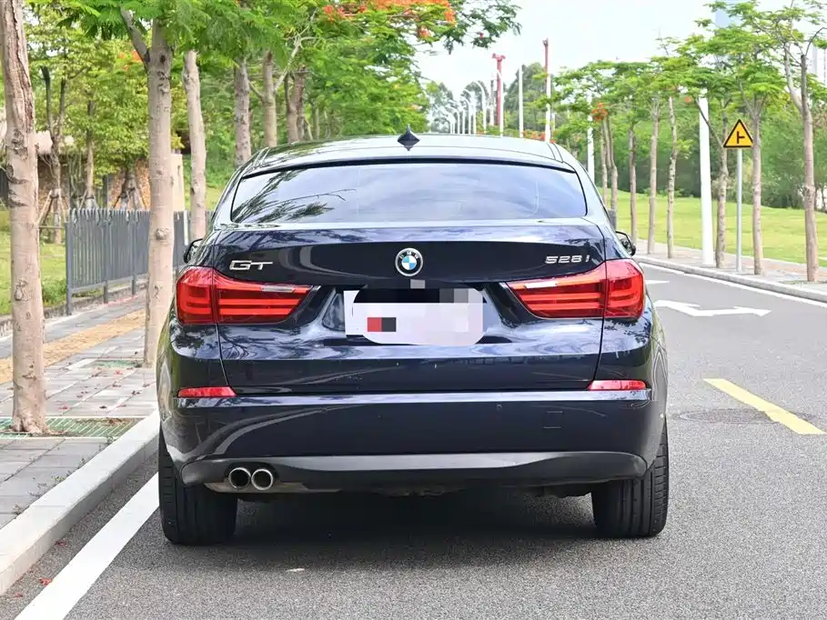 BMW 5 Series GT 2014 528i Leading фото 3