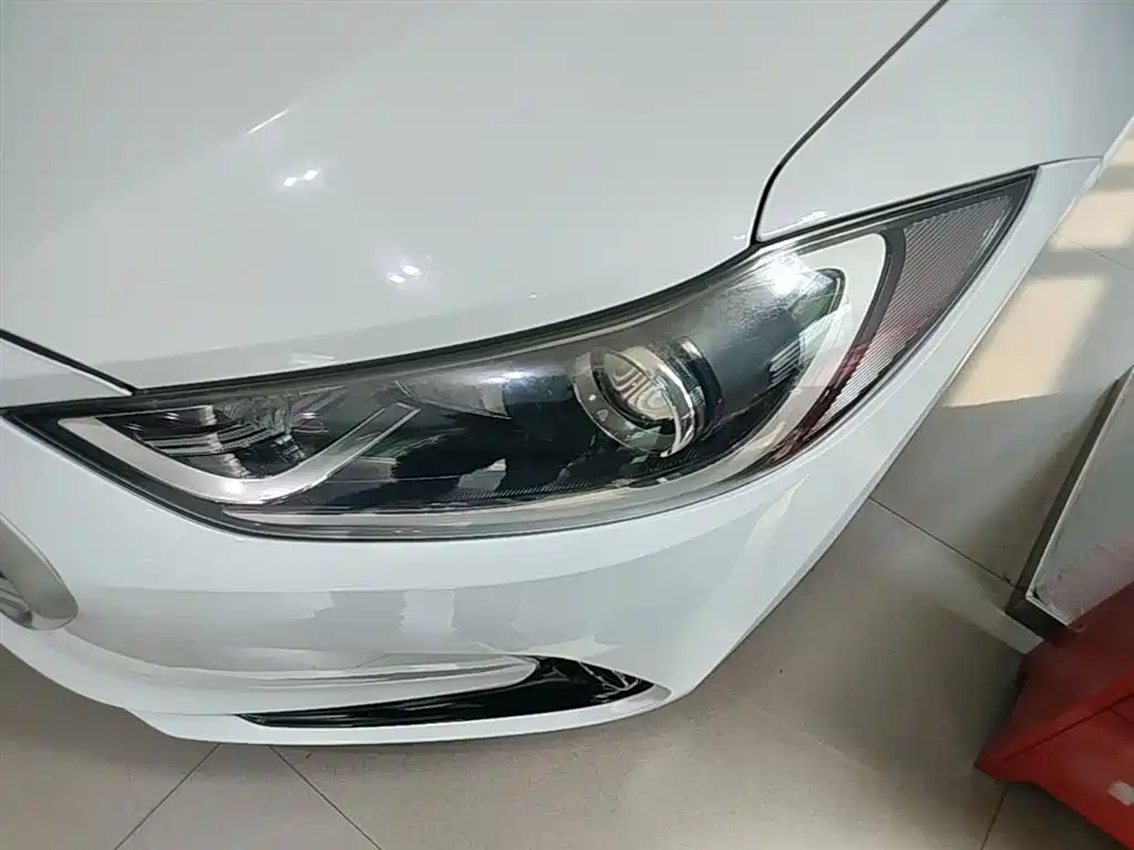 Hyundai Elantra 2016 1.6L Manual Smart & Vibrant Model фото 24