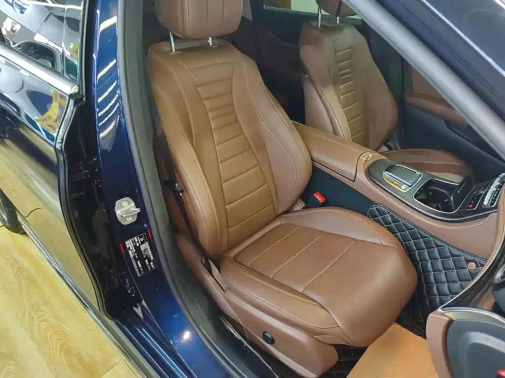 Photo 25 - Mercedes-Benz E-Class