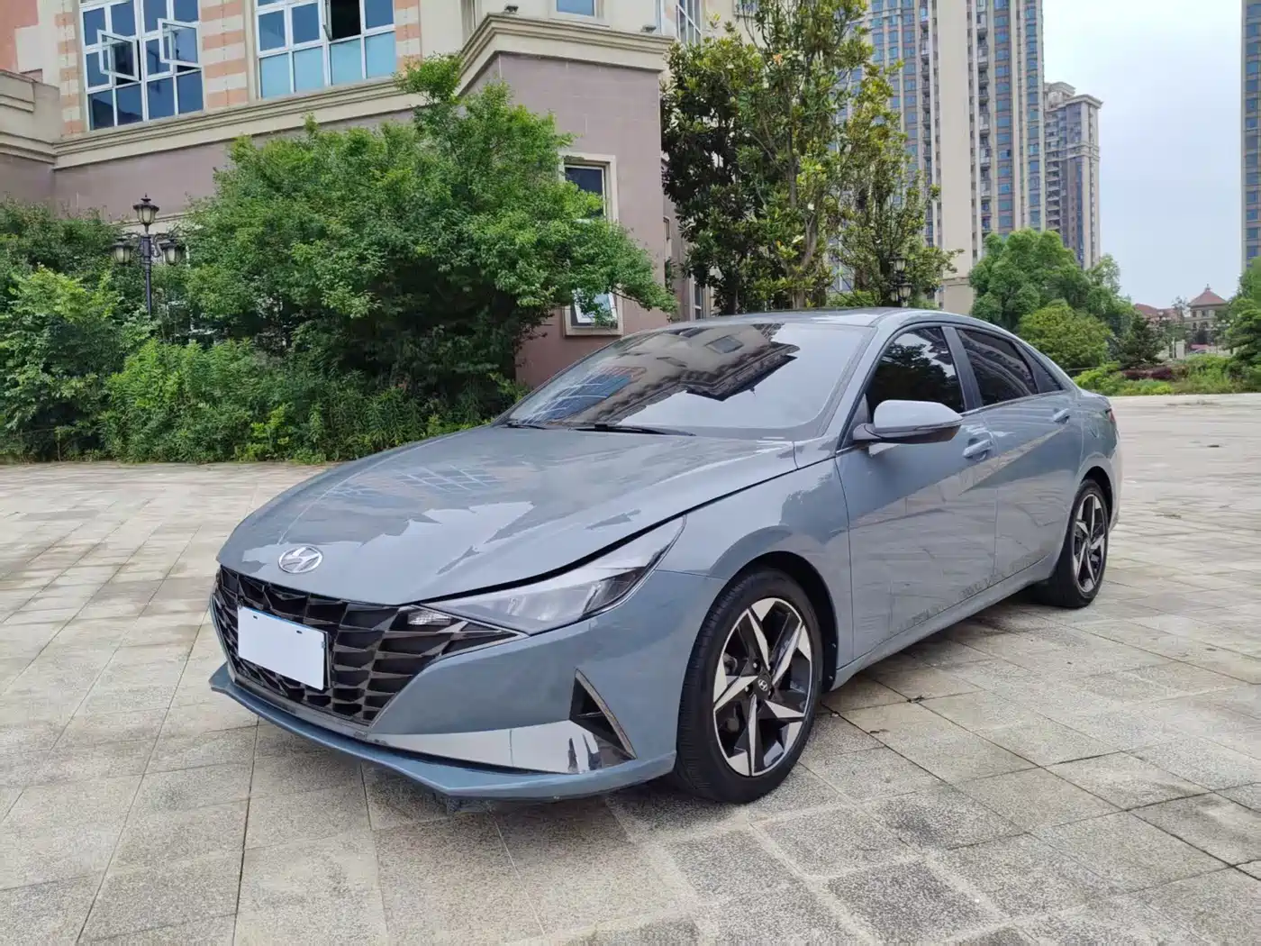 Hyundai Elantra 2022 1.5L CVT LUX Premium Edition фото 3