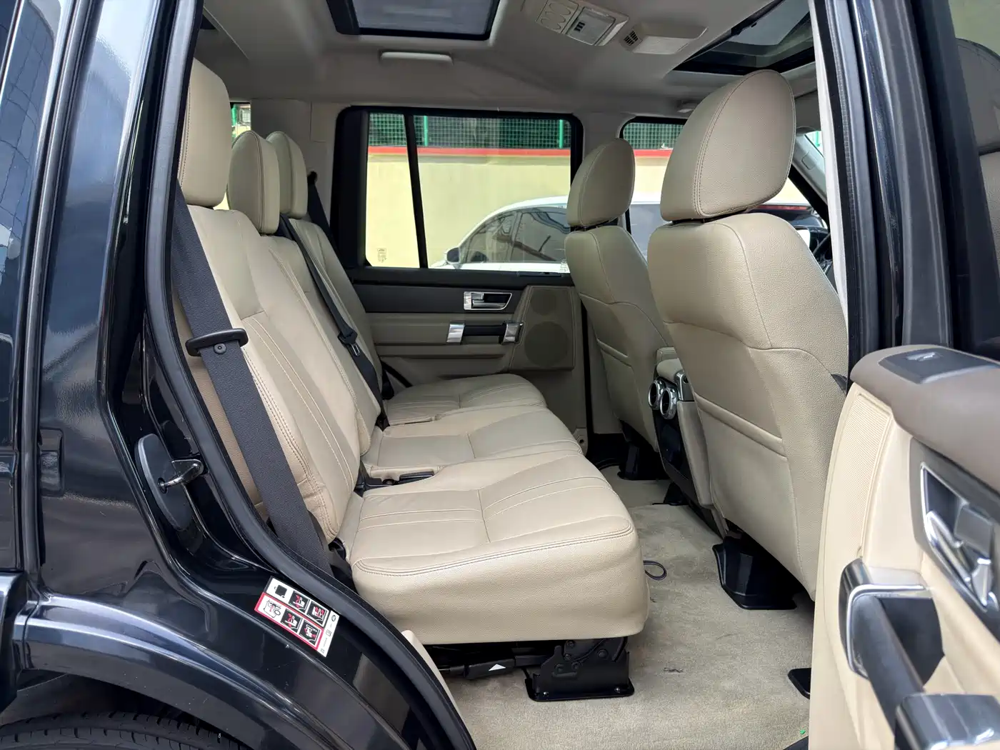 Land Rover Discovery 2015 3.0 SC V6 SE фото 12