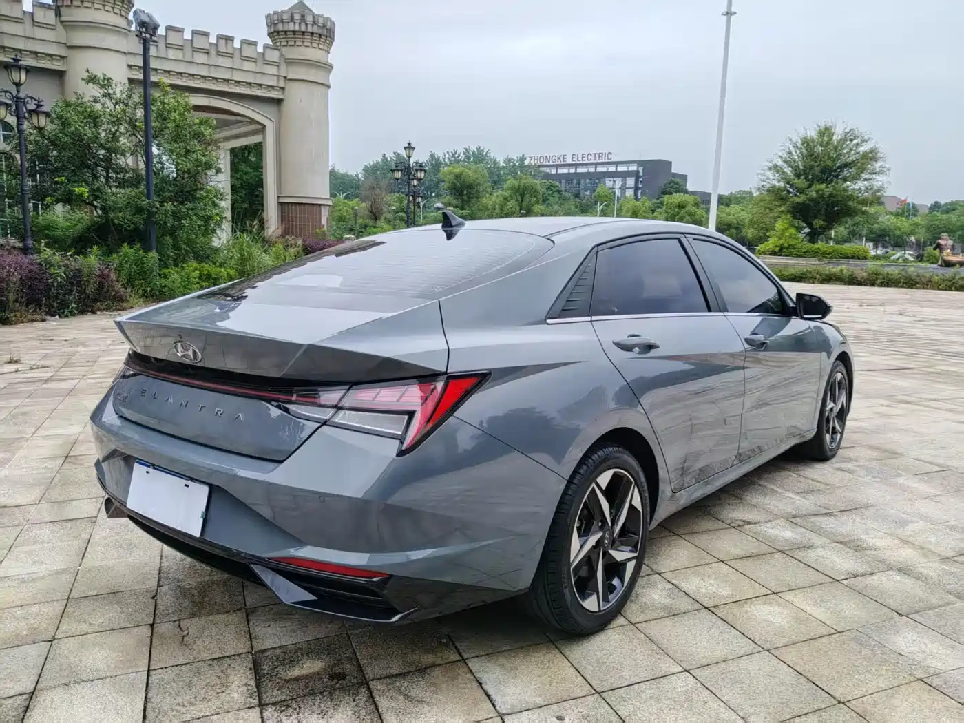 Hyundai Elantra 2022 1.5L CVT LUX Premium Edition фото 7