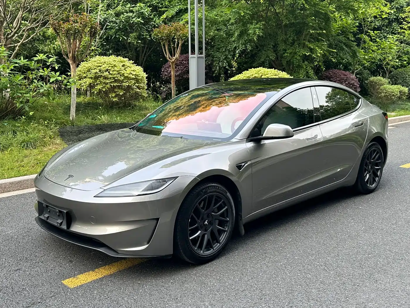 TESLA MODEL 3