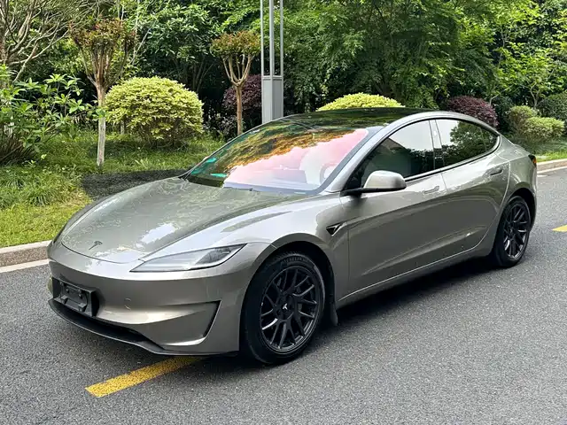 TESLA MODEL 3 2024