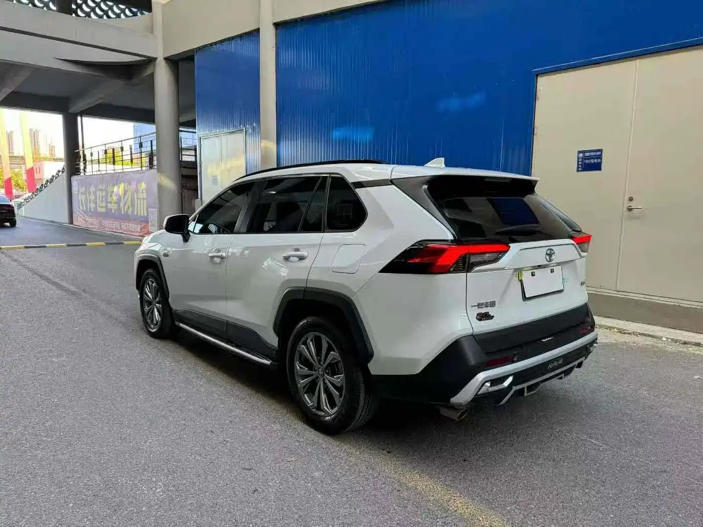 Toyota RAV4 Rongfang 2023 2.0L CVT 2WD 20th Anniversary Platinum Edition фото 4