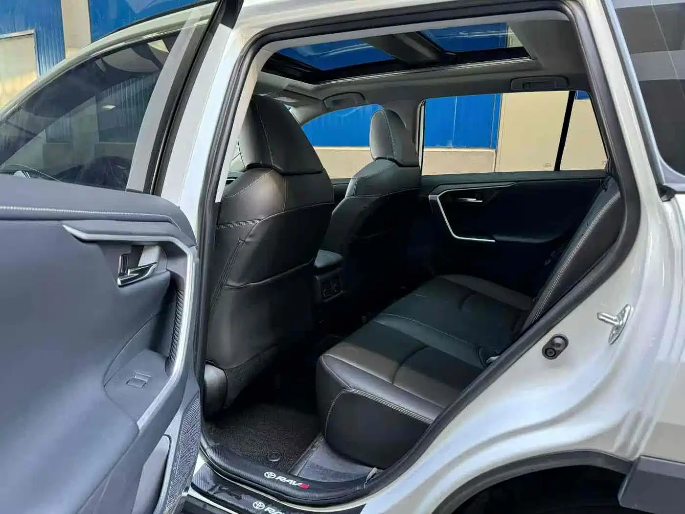 Toyota RAV4 Rongfang 2023 2.0L CVT 2WD 20th Anniversary Platinum Edition фото 8