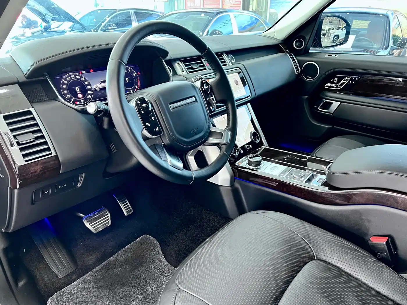 Land Rover Range Rover 2021 3.0 L6 Heritage Extended Classic Edition фото 7