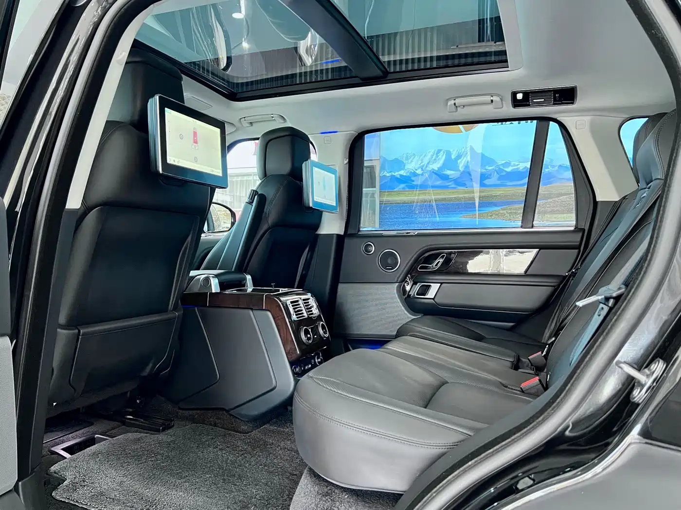 Land Rover Range Rover 2021 3.0 L6 Heritage Extended Classic Edition фото 10