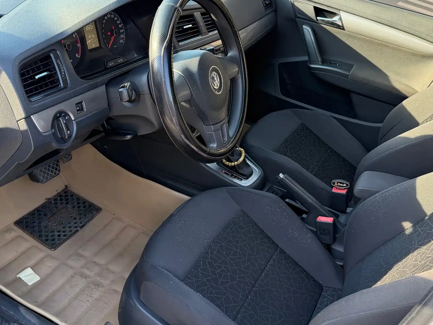 Volkswagen Lavida 2015 1.6L Automatic Comfort Edition фото 7