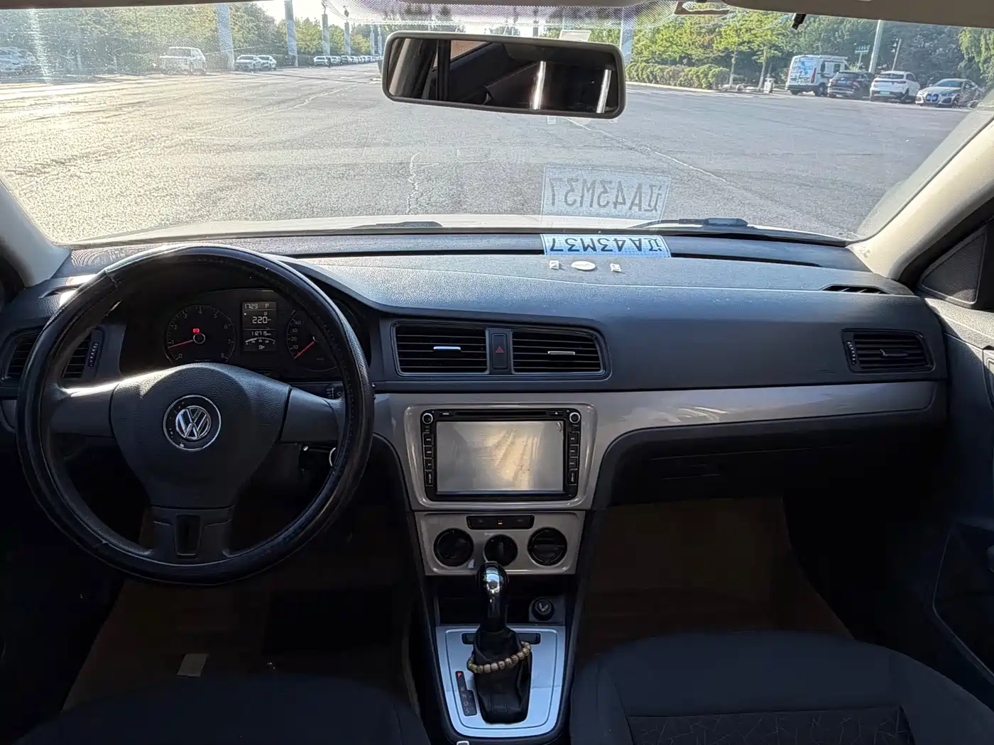 Volkswagen Lavida 2015 1.6L Automatic Comfort Edition фото 9