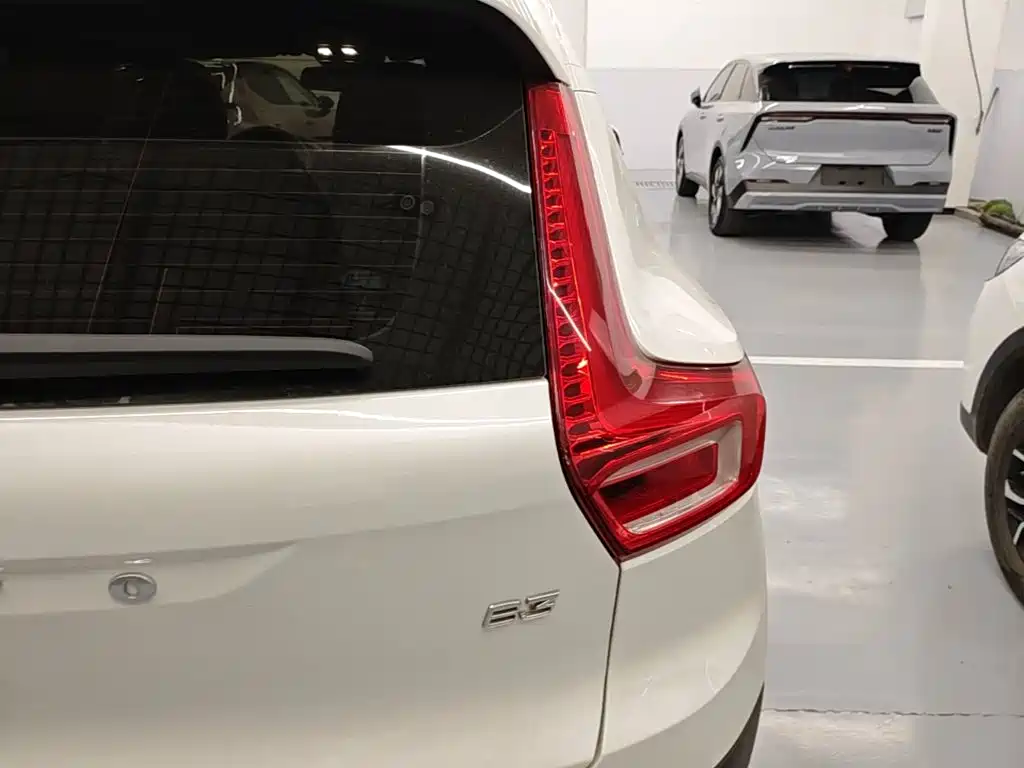 Фото 8 - Volvo XC40