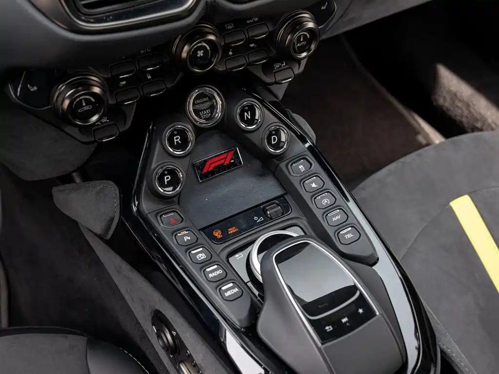 ASTON MARTIN V8 VANTAGE