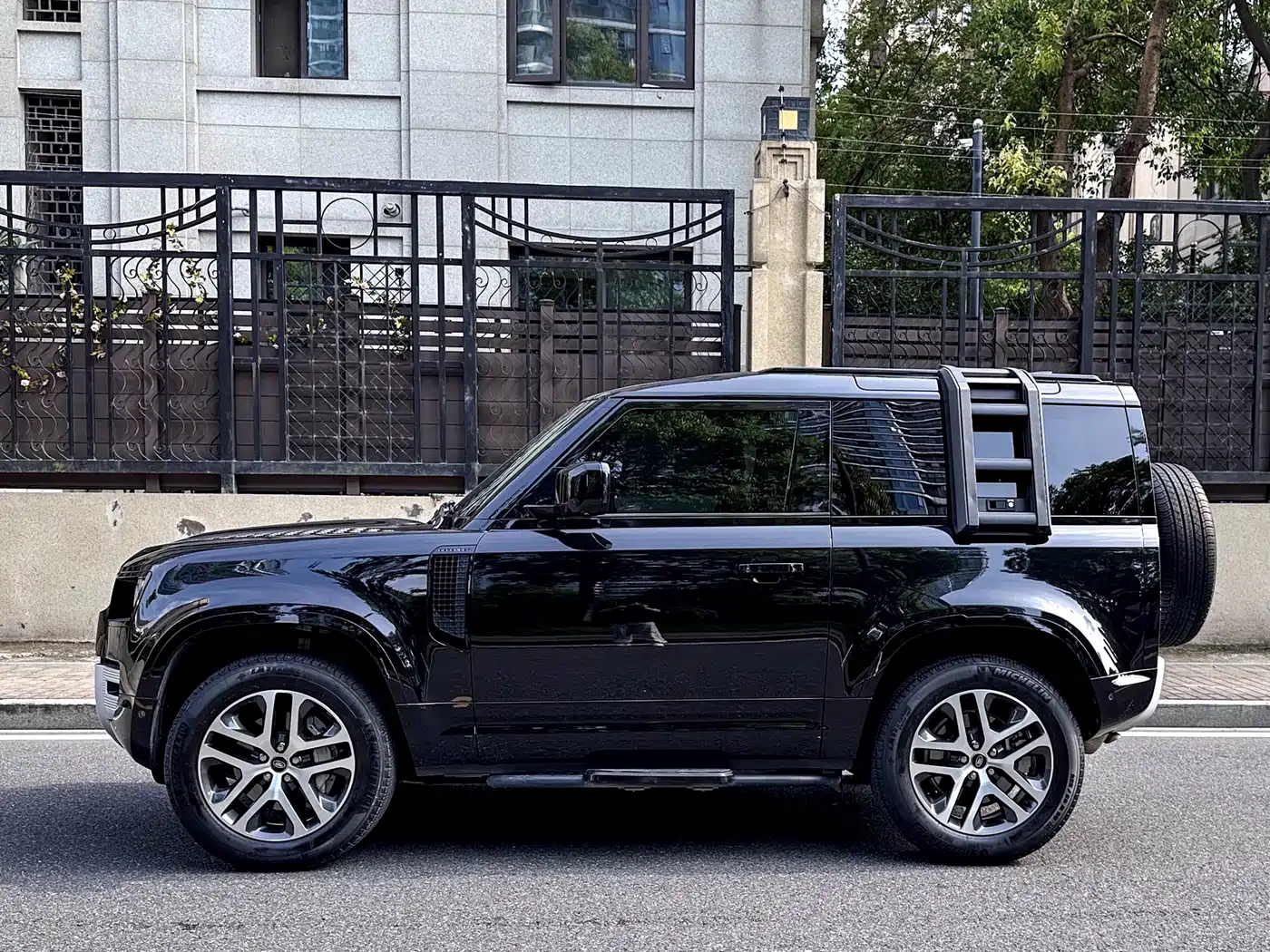 Land Rover Defender 2023 Facelift 90 3.0T P400 XS фото 3