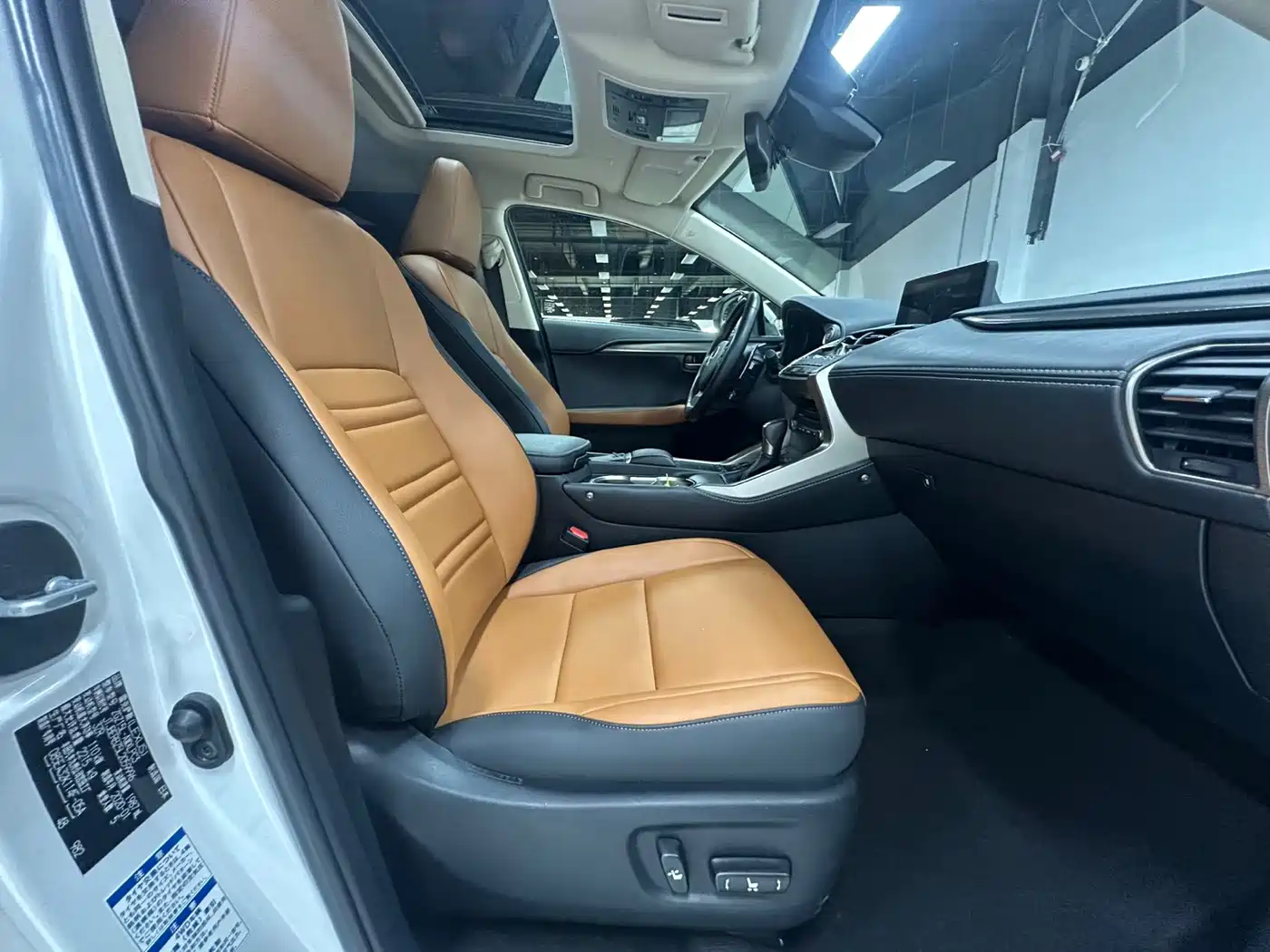 Фото 15 - Lexus NX