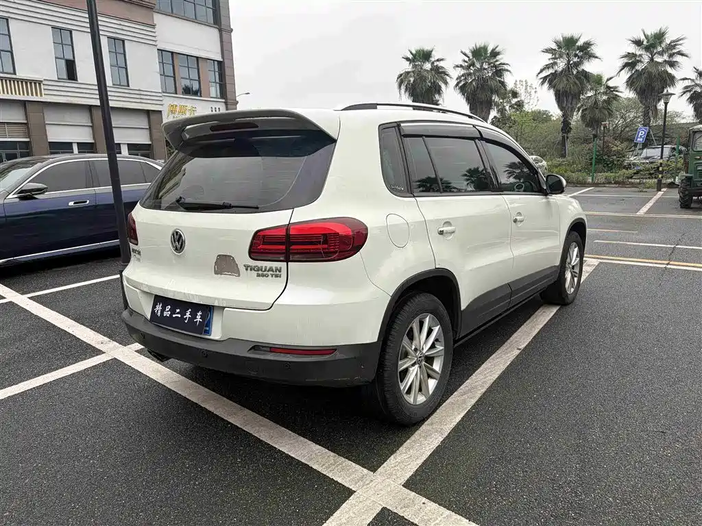 VOLKSWAGEN TIGUAN