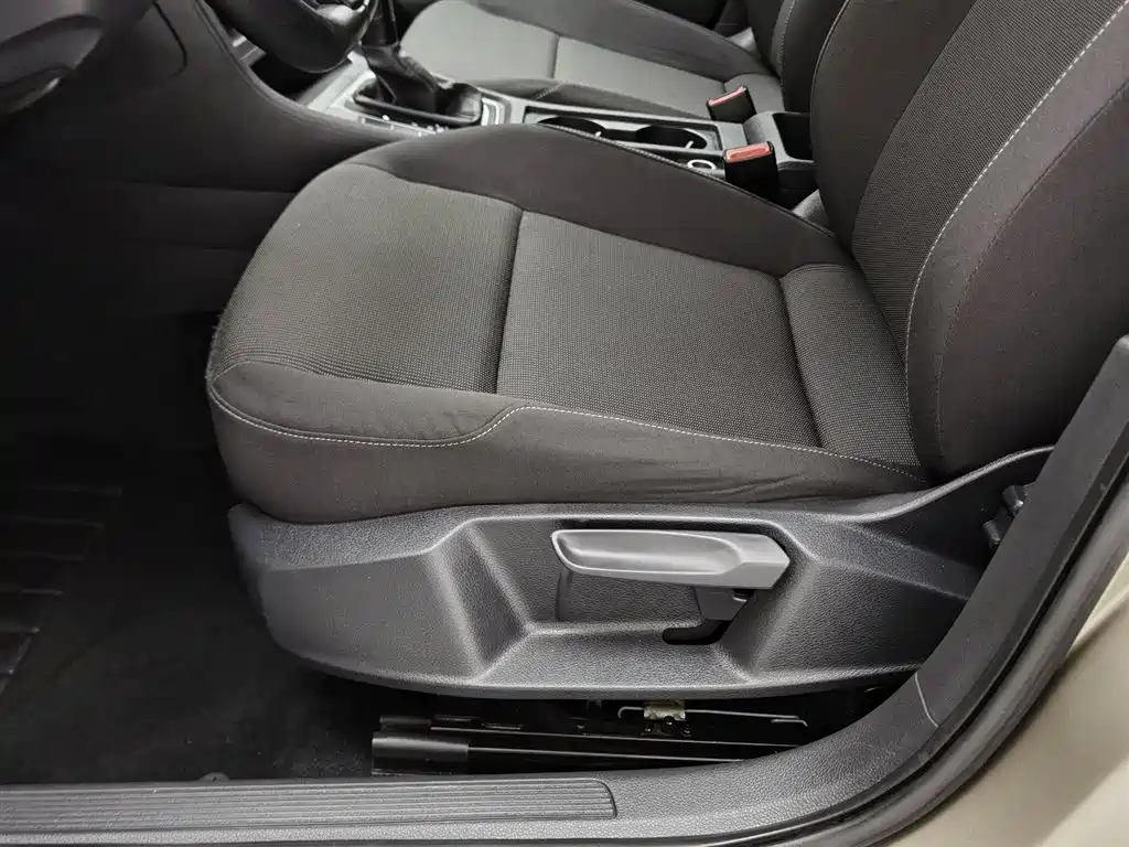 Volkswagen Golf 2016 1.6L Automatic Fashion фото 20