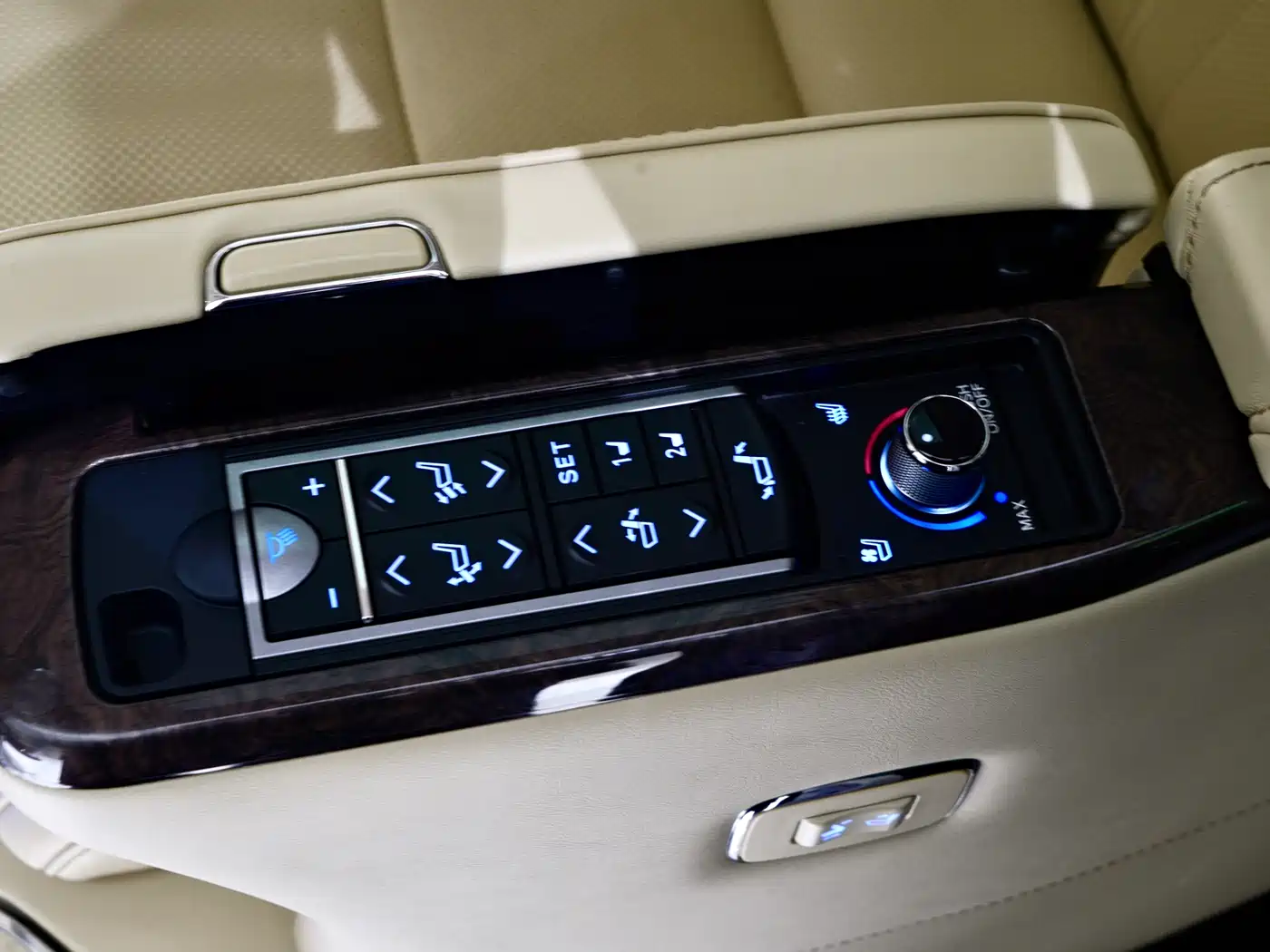 Toyota Vellfire 2020 Twin Engine 2.5L HV Premium Edition фото 12