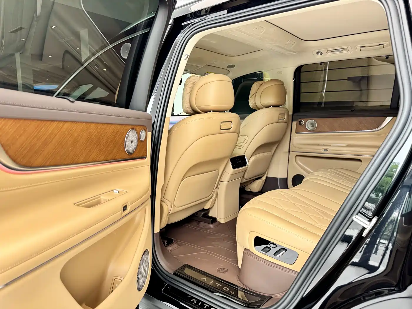 AITO Wenjie AITO M9 2024 Model Extended Range Ultra Edition 52kWh 5-Seater фото 6