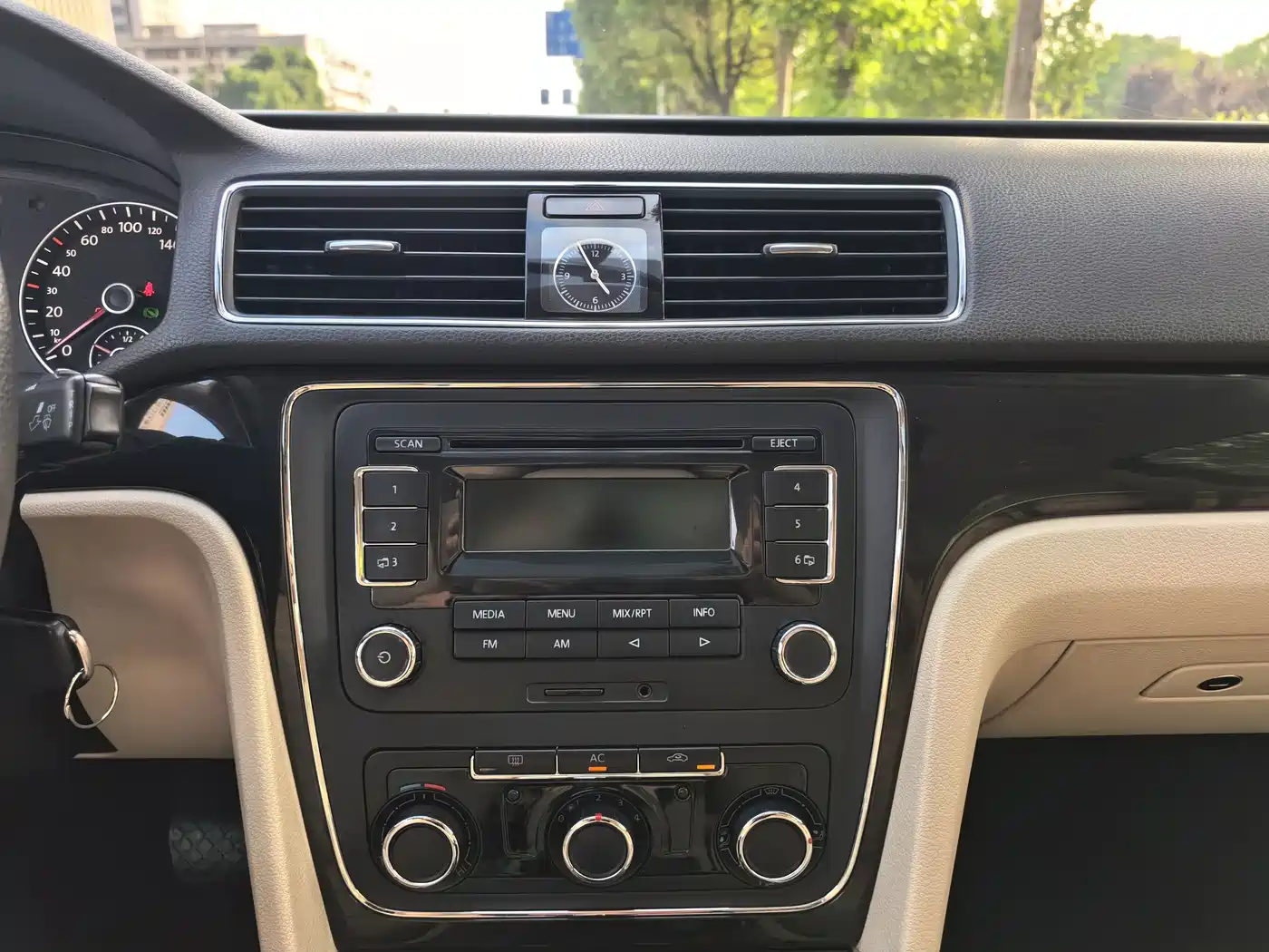 Volkswagen Passat 2013 1.8TSI DSG Government Procurement Edition фото 9
