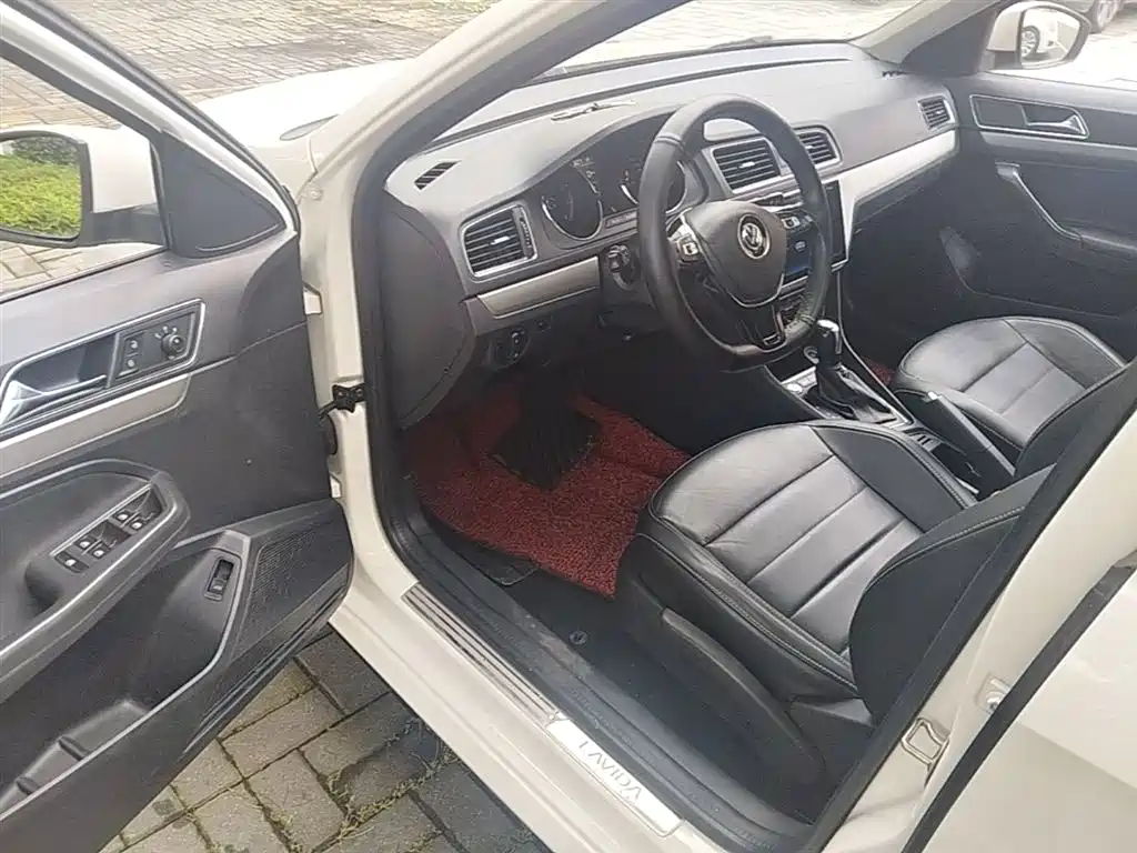 Volkswagen Lavida 2017 1.6L Automatic Comfort Edition фото 16