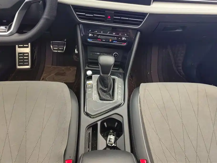 Volkswagen Tiguan L 2024 330TSI Automatic 2WD R-Line Premium Enjoyment Edition фото 16