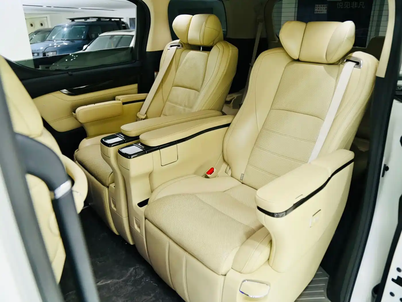 Фото 9 - Toyota Alphard