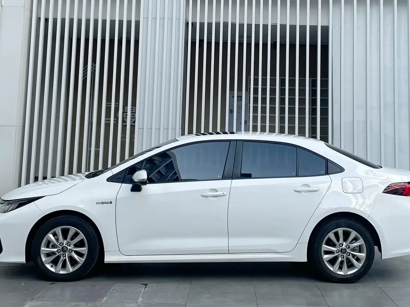Toyota Corolla 2023 1.8L Smart Hybrid Dual Engine Elite Edition фото 3