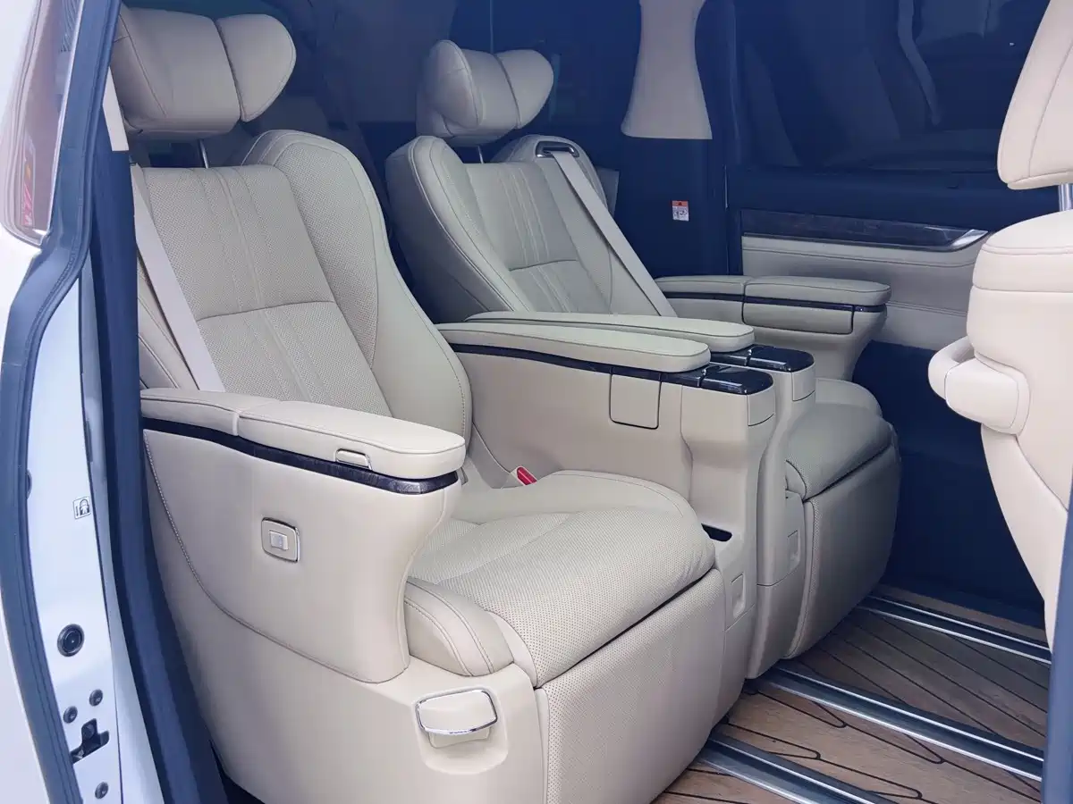 Фото 11 - Toyota Vellfire