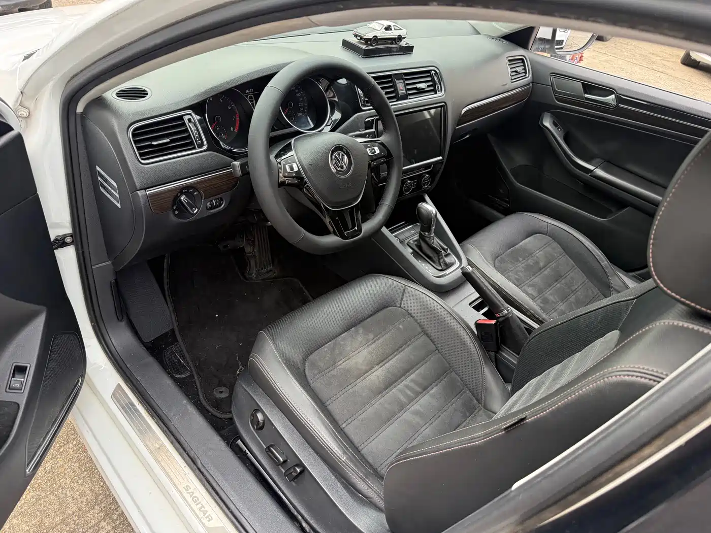 Volkswagen Sagitar 2015 230TSI Automatic Luxury фото 2