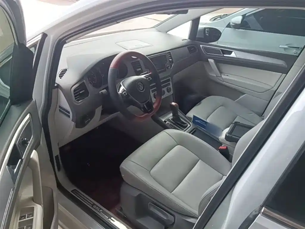 Volkswagen Golf Sportsvan 2016 230TSI Automatic Progressive фото 15