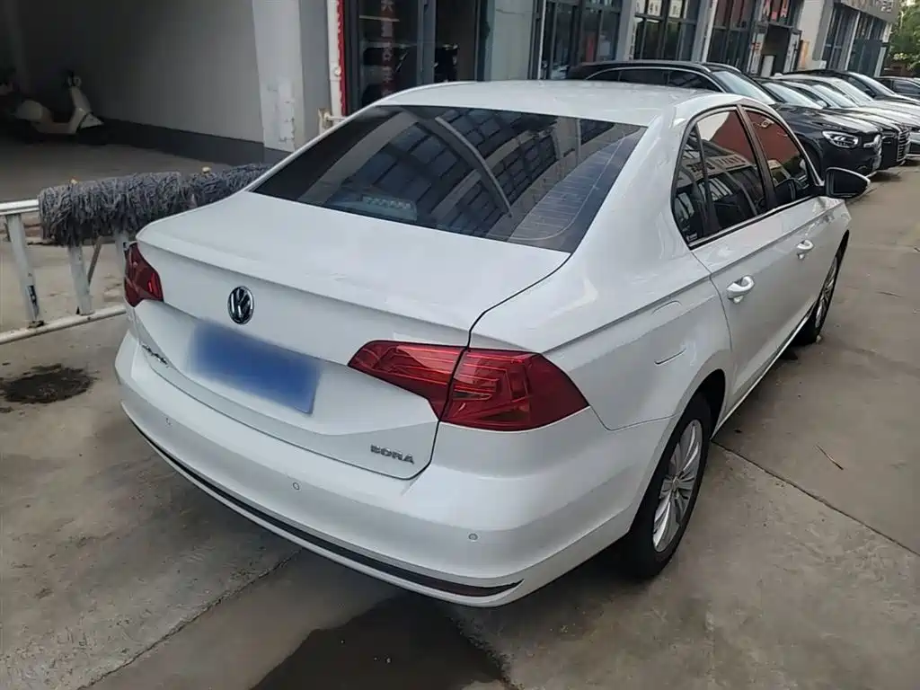 VOLKSWAGEN BORA