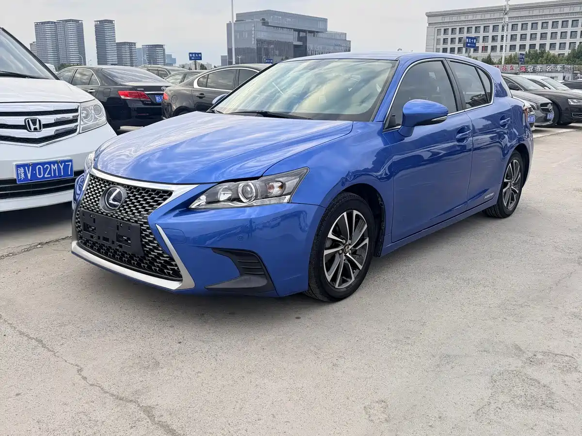 Фото 1 - Lexus CT