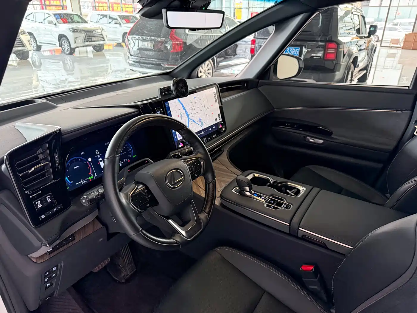 Lexus LM 2023 500h 6-Seater Prestige Edition фото 6
