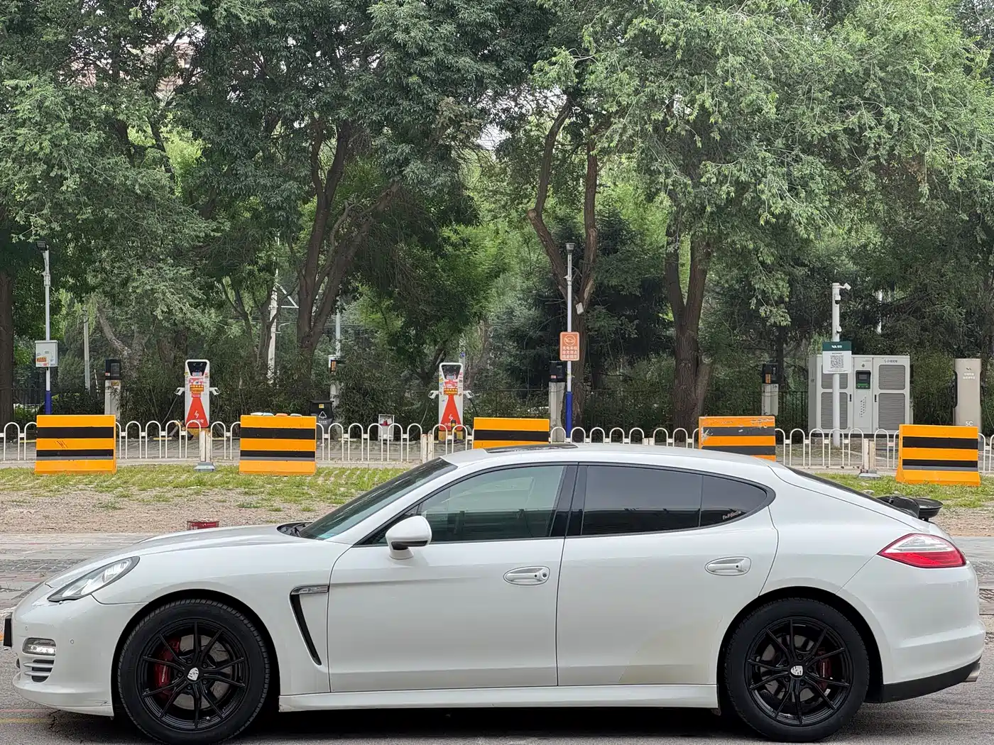 Porsche Panamera 2013 Panamera 4 Platinum Edition 3.6L фото 9