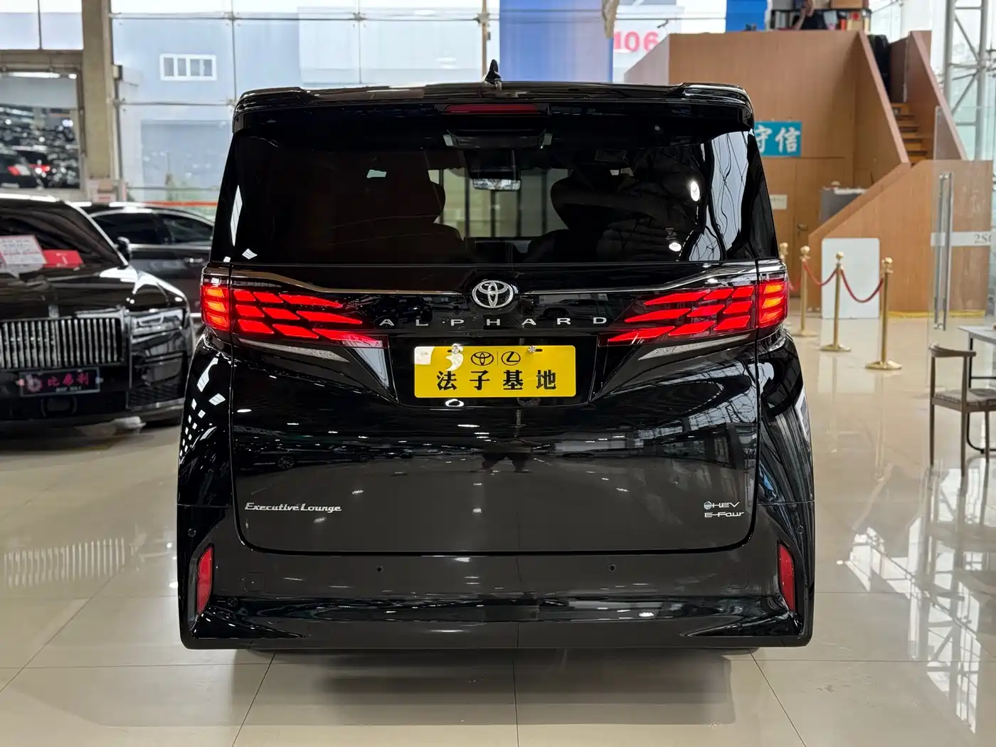 Toyota Alphard 2025 Hybrid 2.5L Ultimate Gold Edition фото 24