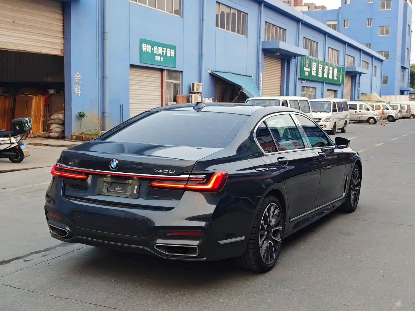 BMW 7 Series 2019 740Li xDrive Executive M Sport Package фото 6