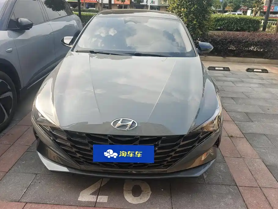 Hyundai Elantra 2021 1.5L CVT LUX Premium Edition фото 2