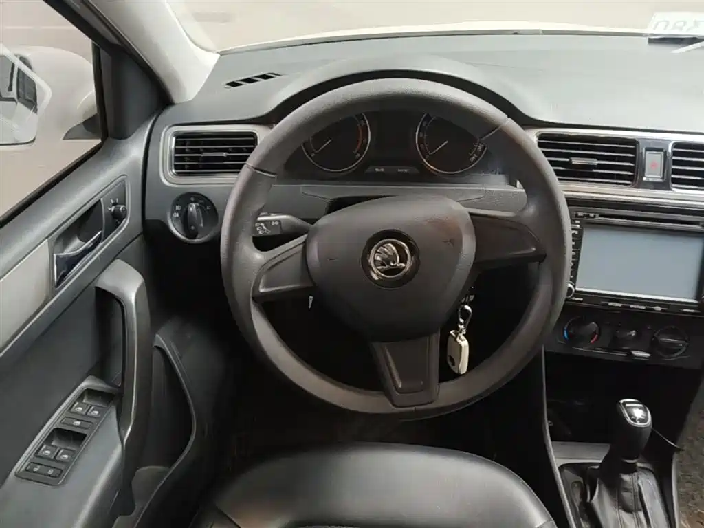 Škoda Skoda Rapid Spaceback 2014 1.6L Automatic Joy Edition фото 17