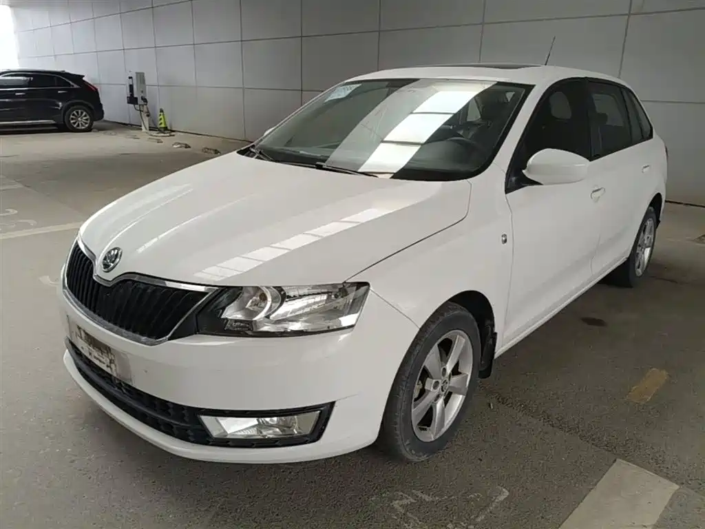 Škoda Skoda Rapid Spaceback 2014 1.6L Automatic Joy Edition фото 3