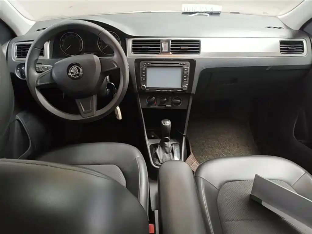 Škoda Skoda Rapid Spaceback 2014 1.6L Automatic Joy Edition фото 16