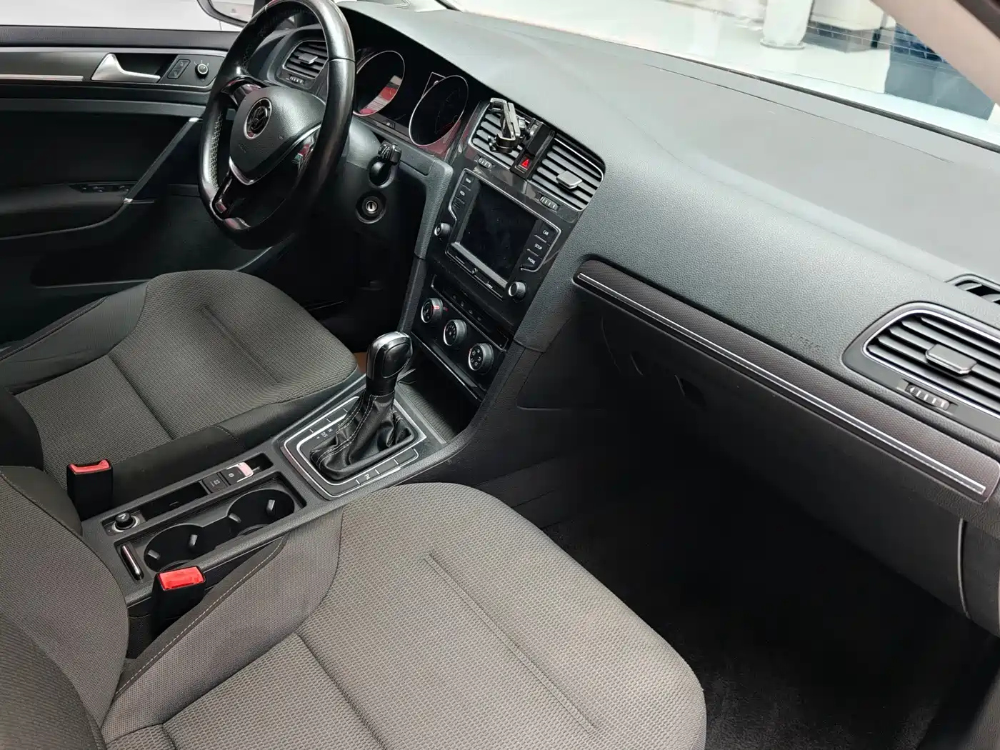 Volkswagen Golf 2017 230TSI Auto Comfort Millionth Anniversary Edition фото 15