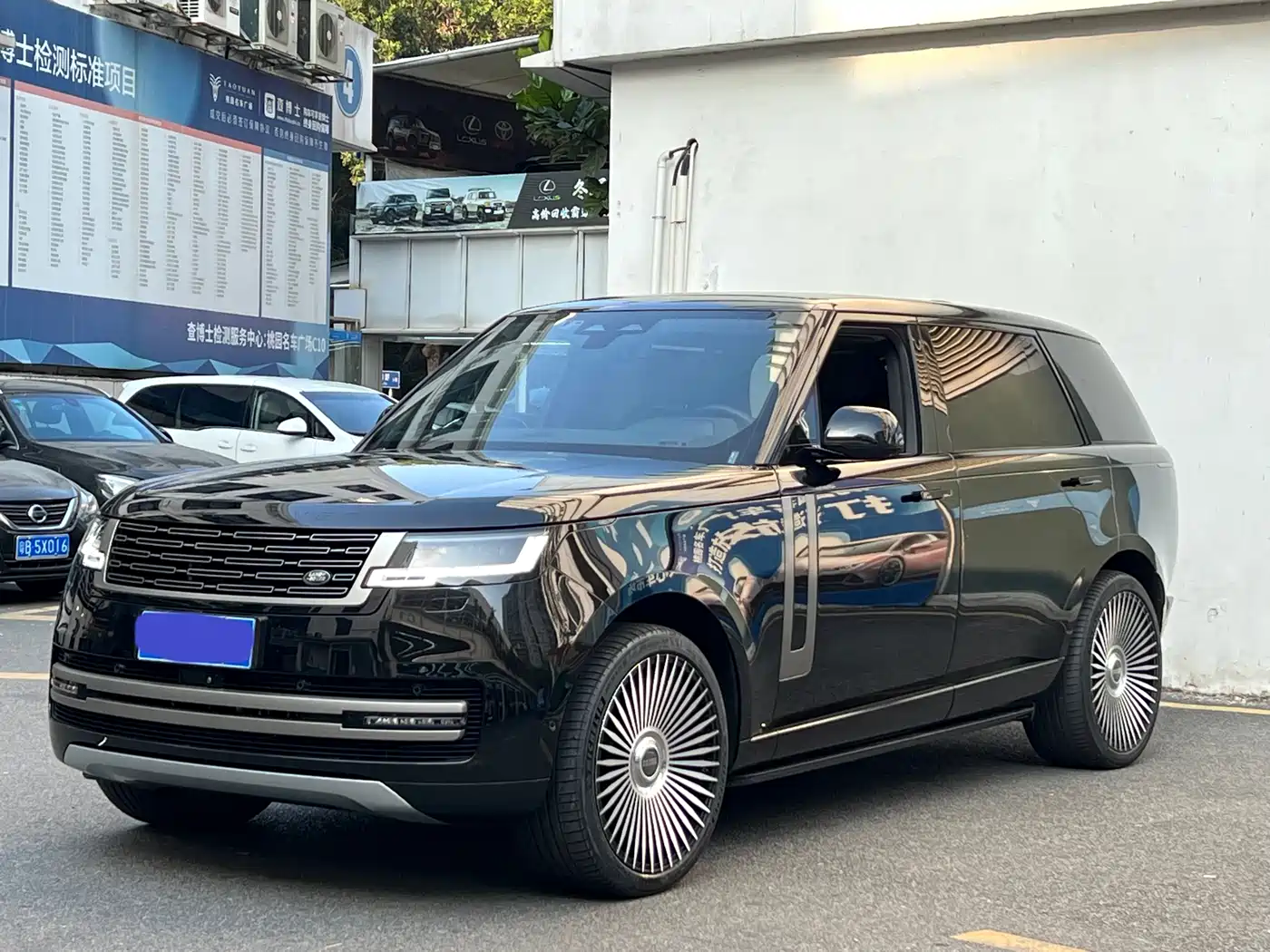 Land Rover Range Rover 2023 3.0 L6 400PS Golden Age 7-Seater Long Wheelbase фото 10