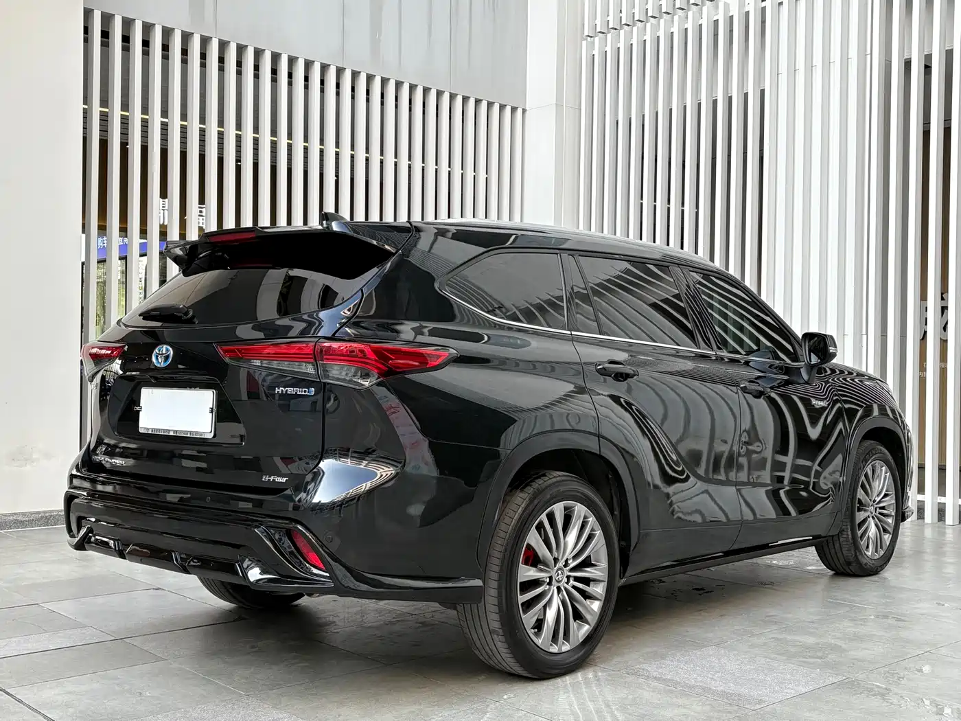 Toyota Highlander 2023 2.5L Smart Hybrid Dual Engine AWD Premium 7-Seater фото 17